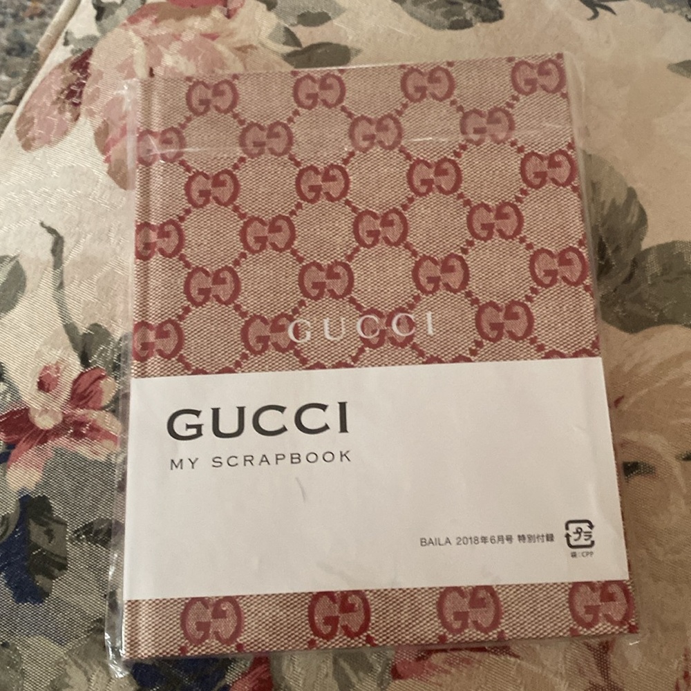 2018 RARE HARDCOVER GUCCI SCRAPBOOK MEMO BOOK COLLECTIBLE 6”x7.5
